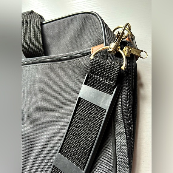 EUC messenger tote with adjustable shoulder strap black and handles - Picture 5 of 7